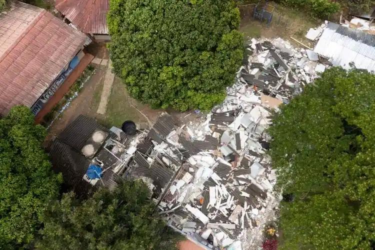 7.4级强震已致超240人死亡、近3000人失踪，佩雷拉仍有40余人失踪。卡
