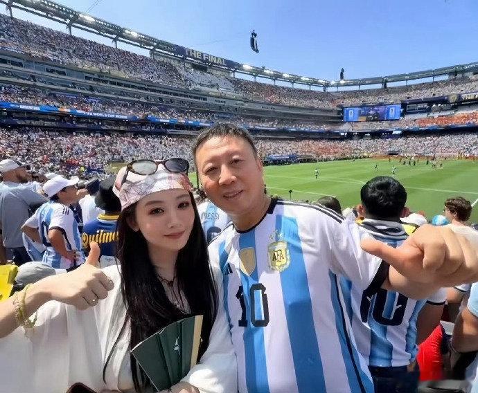 杨紫带爸爸去看了世界杯决赛 杨紫带爸爸去看了世界杯决赛，真孝顺哇~ 杨紫和爸爸现