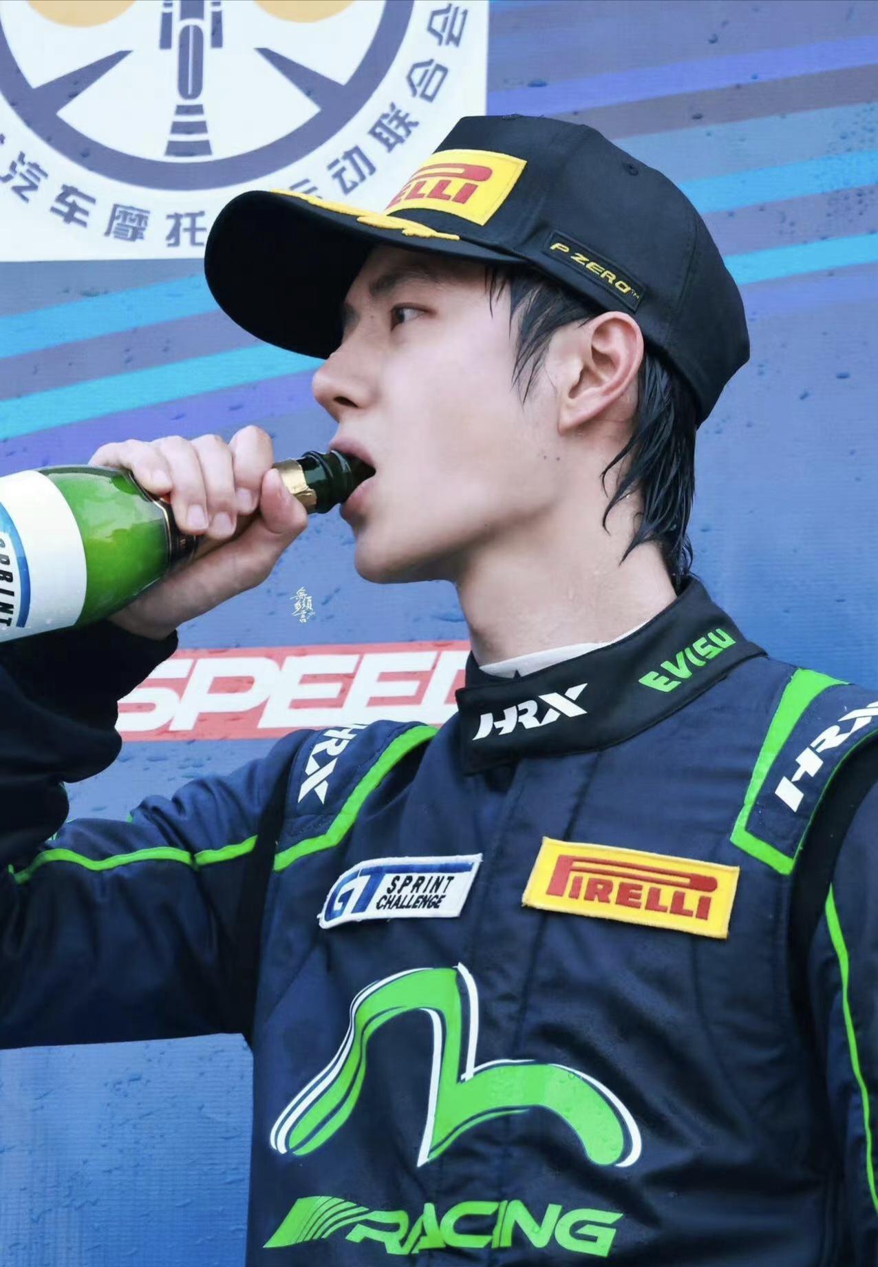 博弈了这么多时间，王一博最终还是跟乐华续签了。相信不久就会传来进组的喜讯吧？
3