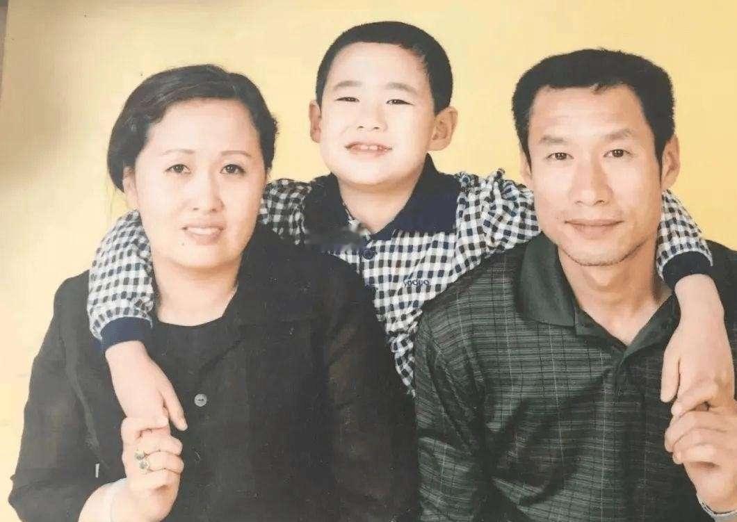 2005年，北京，刘佩琦哥哥病逝，16岁侄子刘伟无人照料，他心一软直接接回家当亲