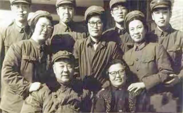 1939年的晋西北抗日根据地，24岁的王尚荣已是八路军的副旅长，他15岁就参加红