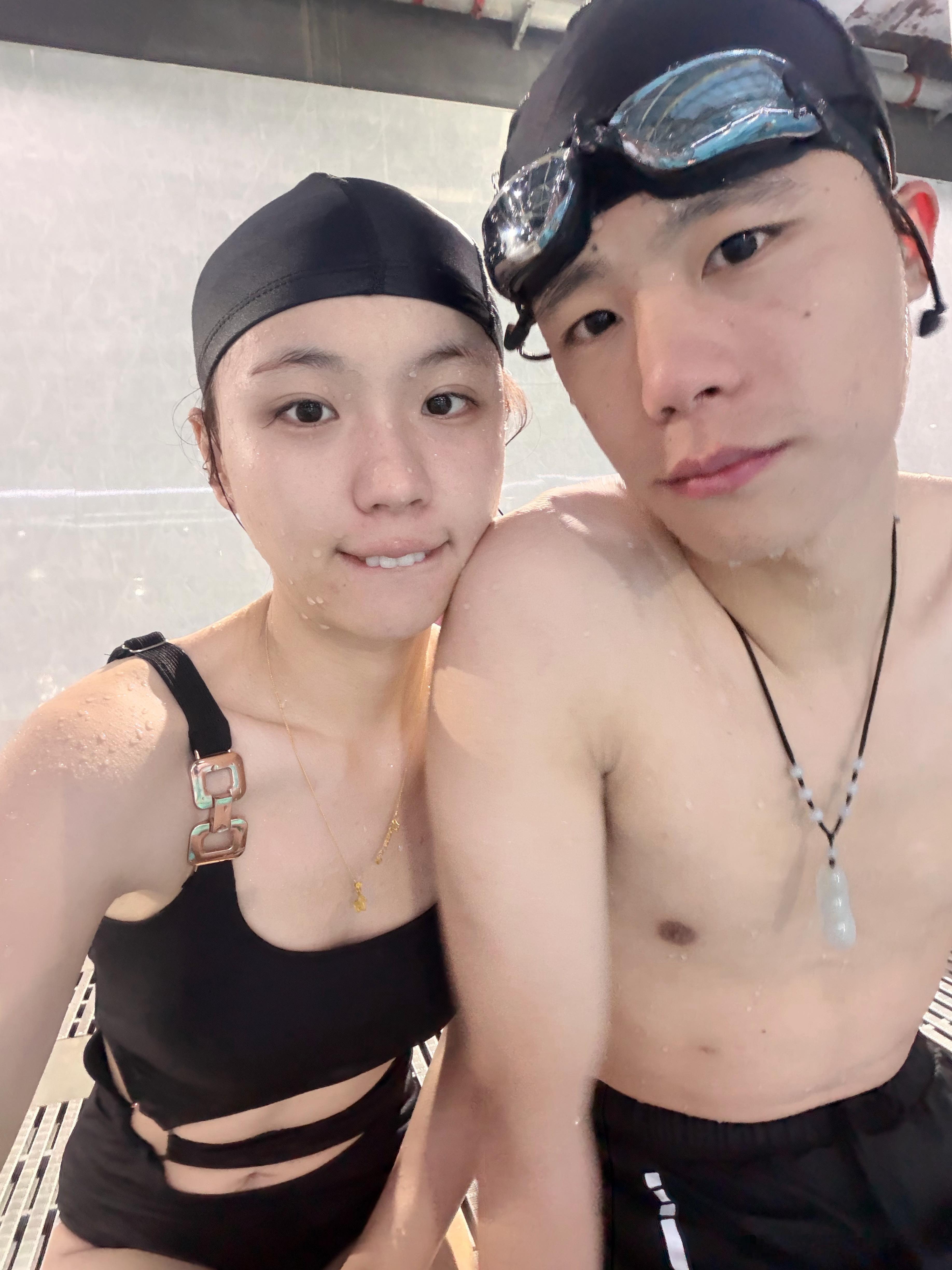 今天下午去游泳遇到一个非常好的大学生教我们四个蛙泳 20分钟上手（我和唐宇祥终于