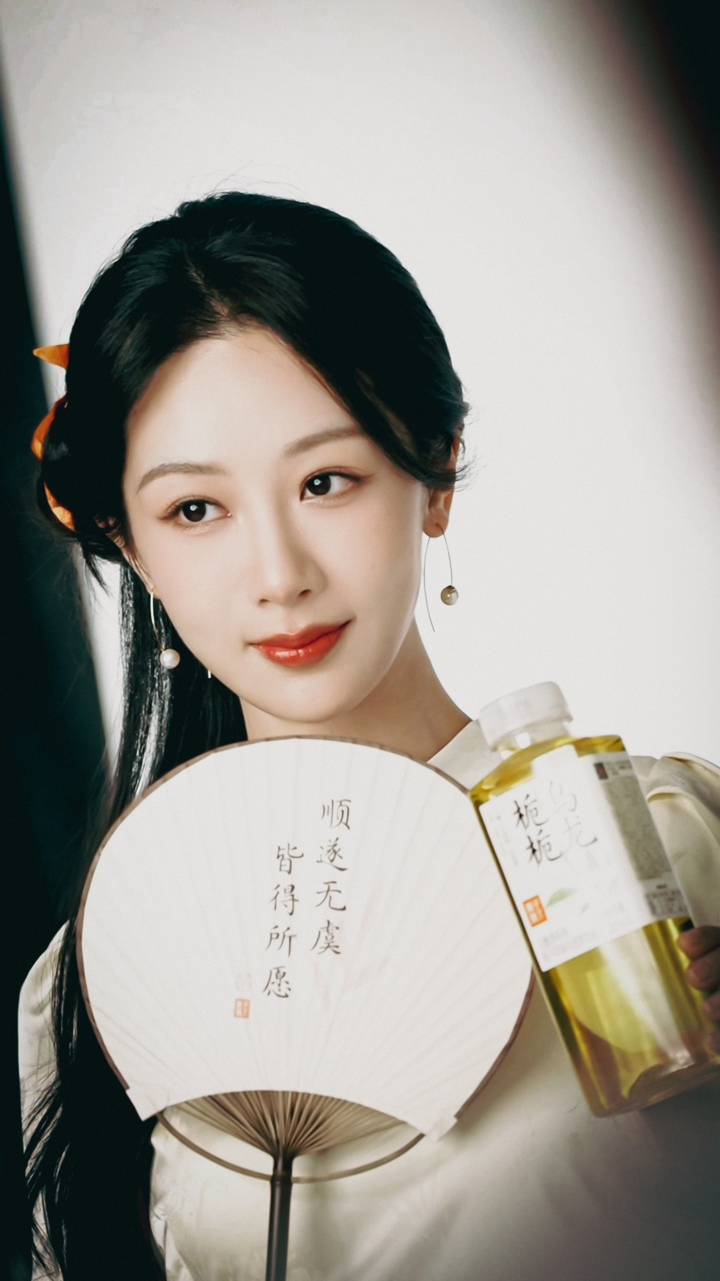 #杨紫纯白新中式# 杨紫身上的古韵温柔气质，真的是绝了 ​​​