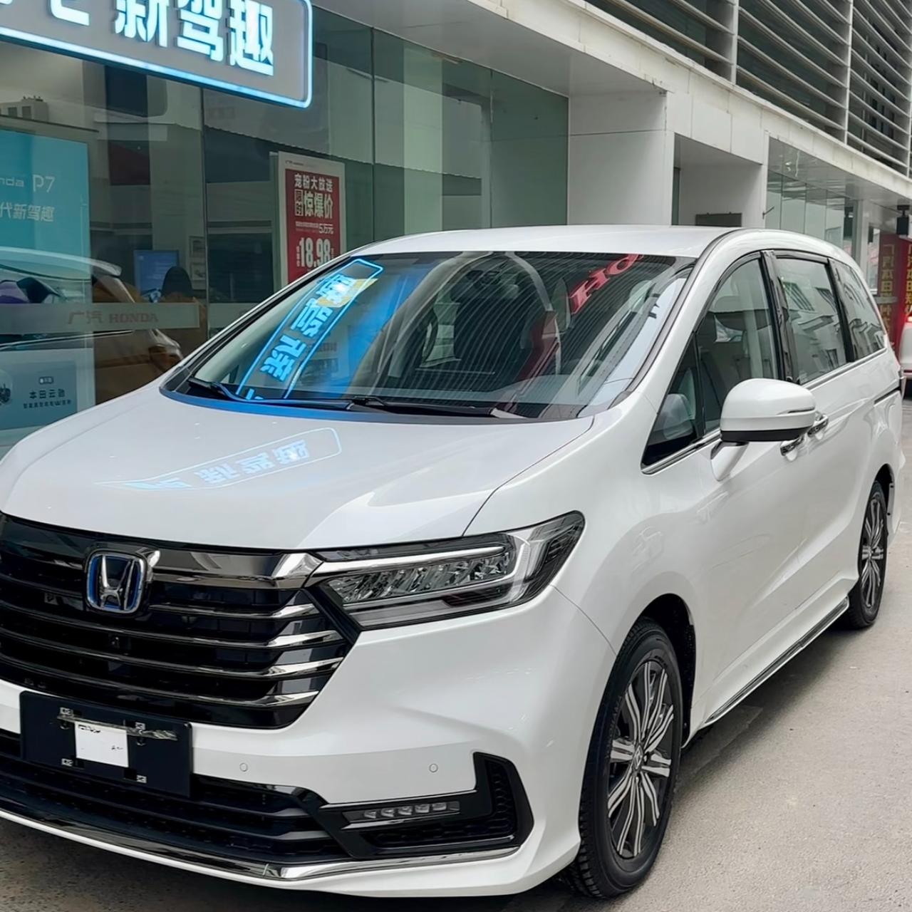 奥德赛家用MPV，到店坐进二排，能感受到它为家庭出行做的考量，上下车很方便，空间