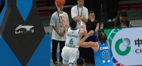 北京男篮vs青岛男篮 青岛第一节21分，韦瑟斯庞一个人单节14分，太烫了，不过还