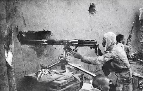 1943年，八路军缴获了两挺机枪，却苦于没子弹，几天后，一个农民拉来一辆粪车，嘿