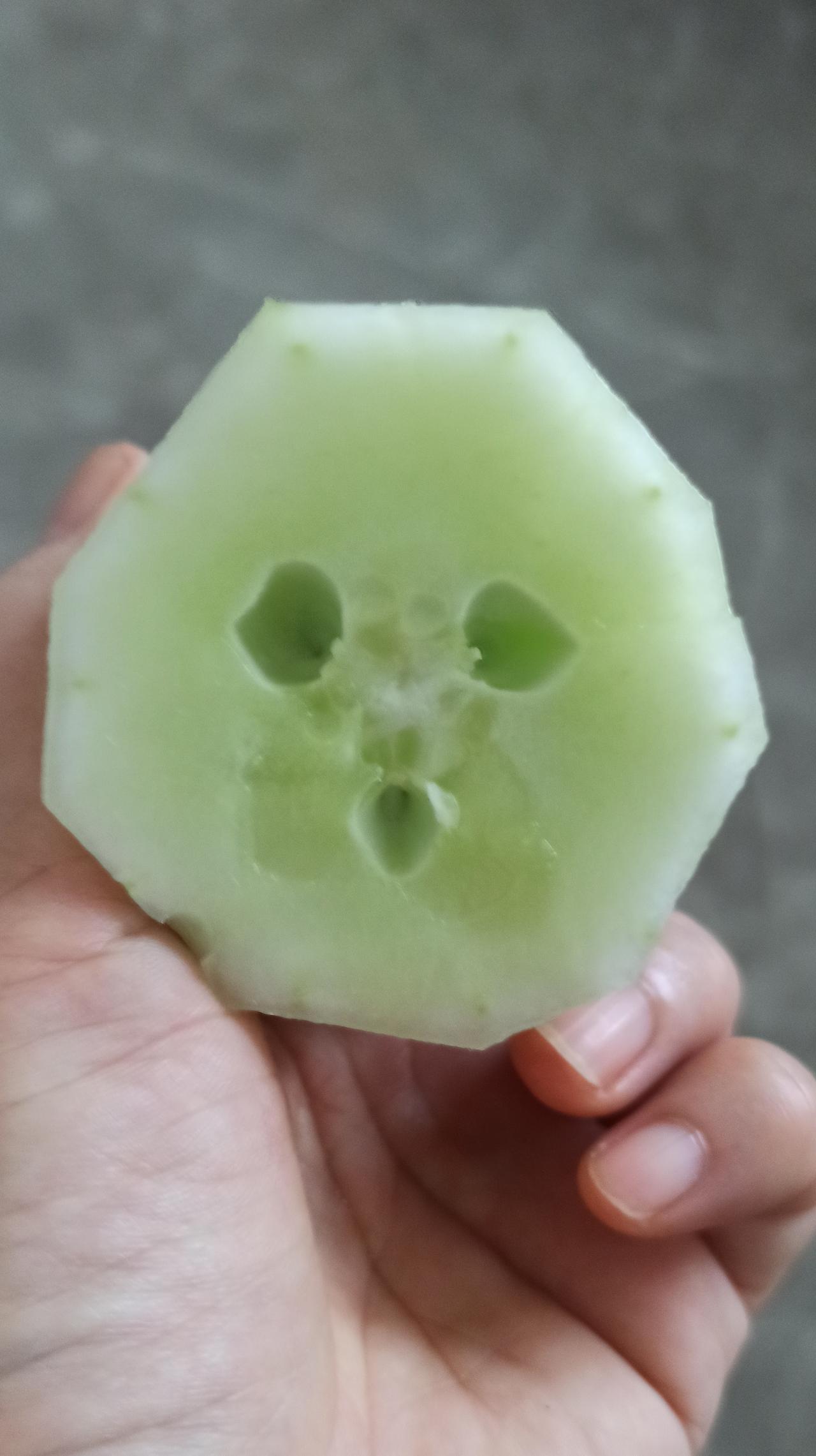 哈哈，自家种的黄瓜，切开看到这么可爱样子，都不忍入口了！[捂脸]