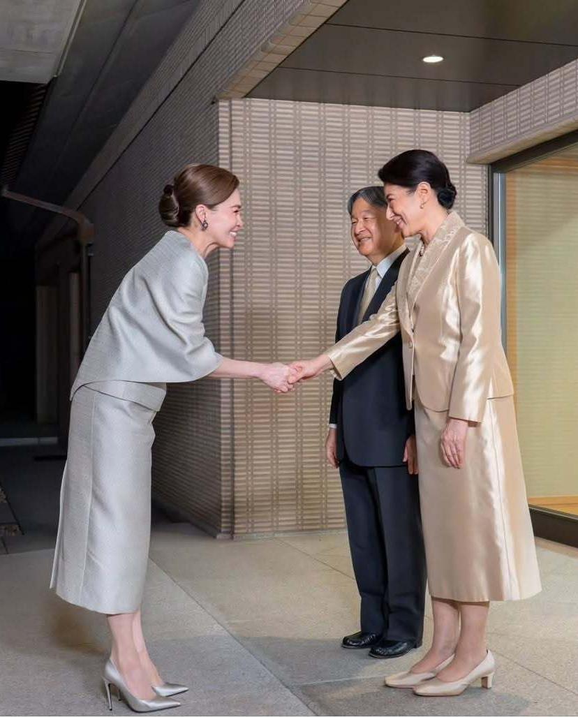 苏提达王后，才是雅子王后应有的人生吧！

看到苏提达王后和雅子王后同框，忍不住的