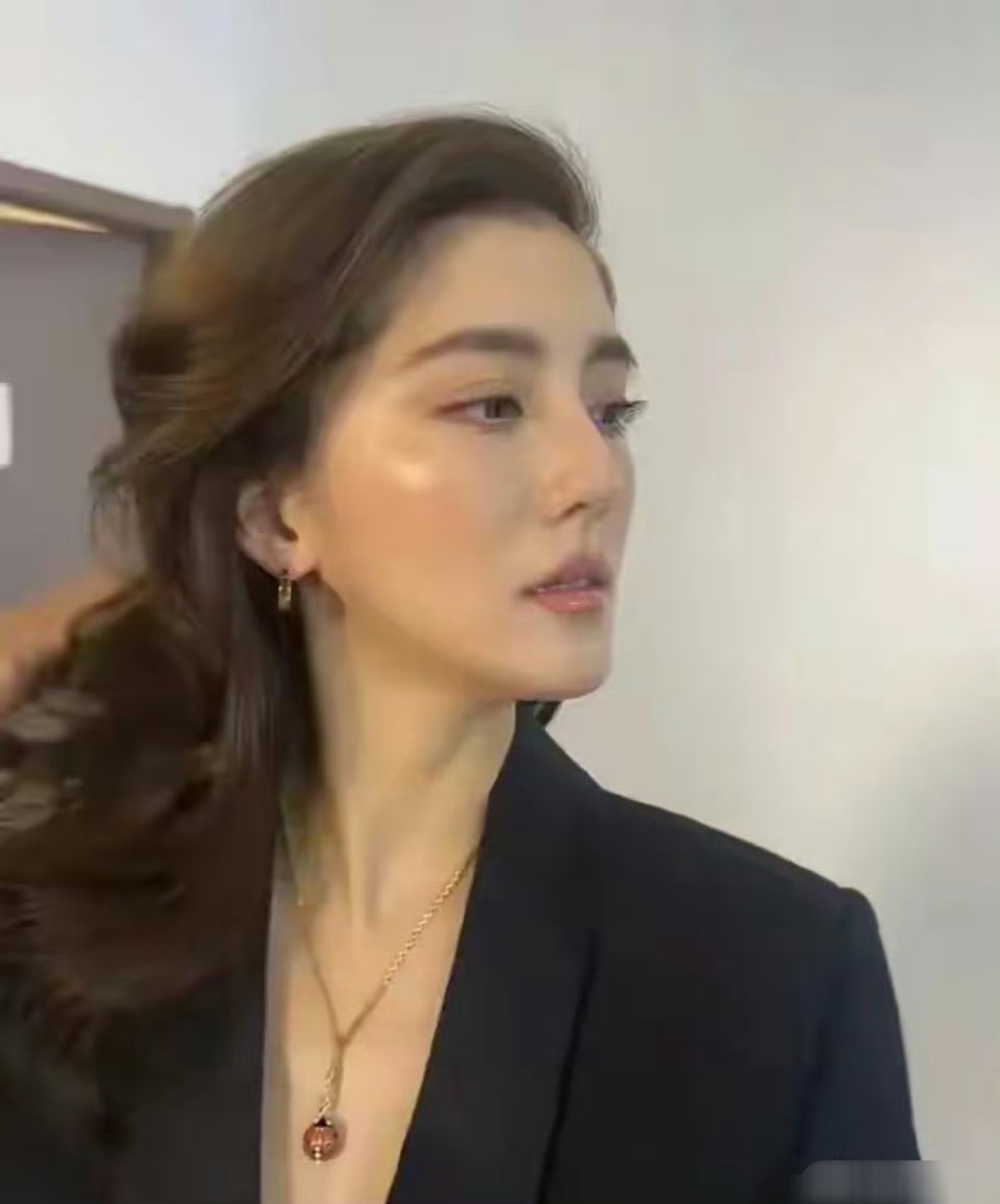 吴千语年轻时候的她是真甜美可爱，现在超级帅呀 
