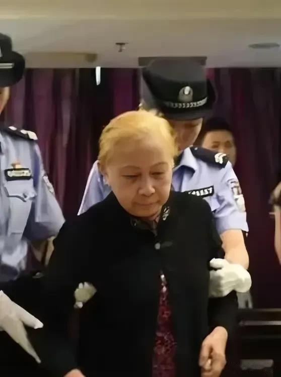 “孩子，把它喝下去，你就解脱了！”83岁的母亲强忍悲痛，用一杯掺有毒药的牛奶，结