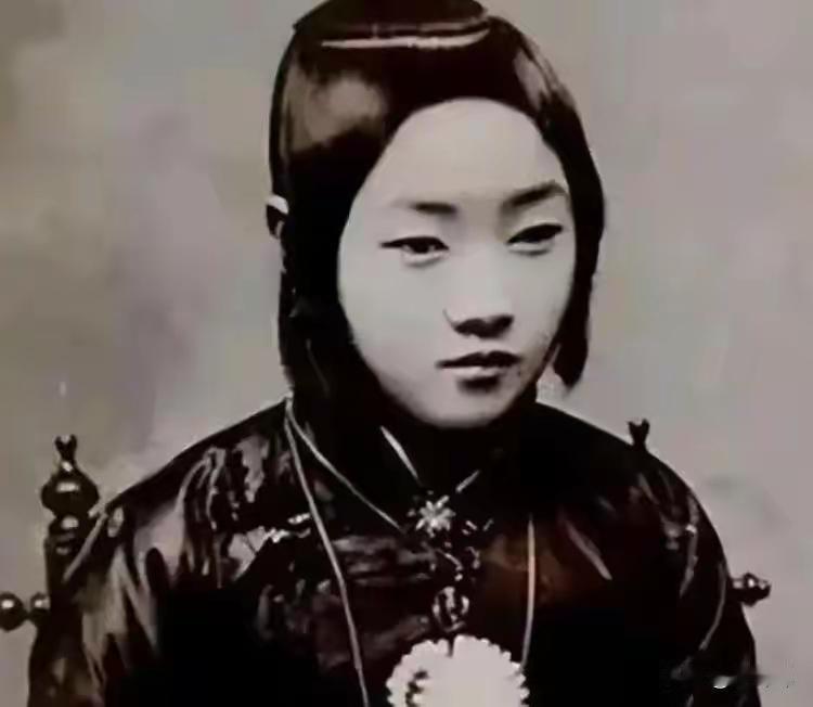 1923年，61岁曹锟强娶19岁刘凤玮，她红着眼去问卦，卦师一句话说完，她忽然止