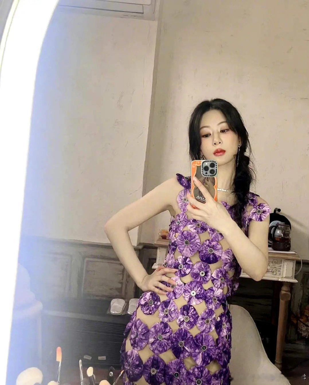 杨紫这对镜自拍，时尚感没有，连网感都没有，像在学年轻人拍照的阿姨🤣 ​​​