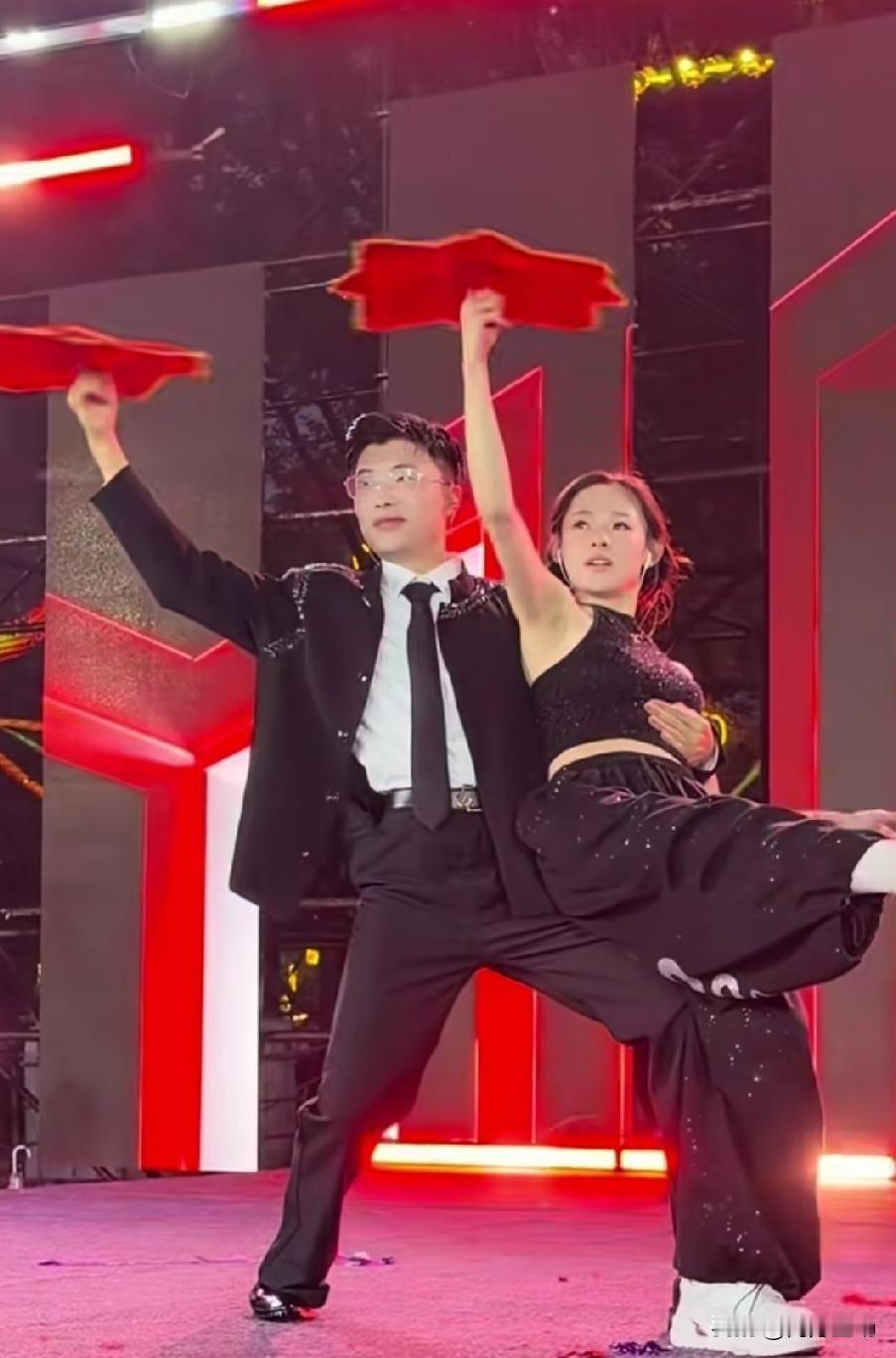 郭有才人如其名，有真才、大才。唱跳只是基本功，能在央视讲《道德经》，也能顺口来两