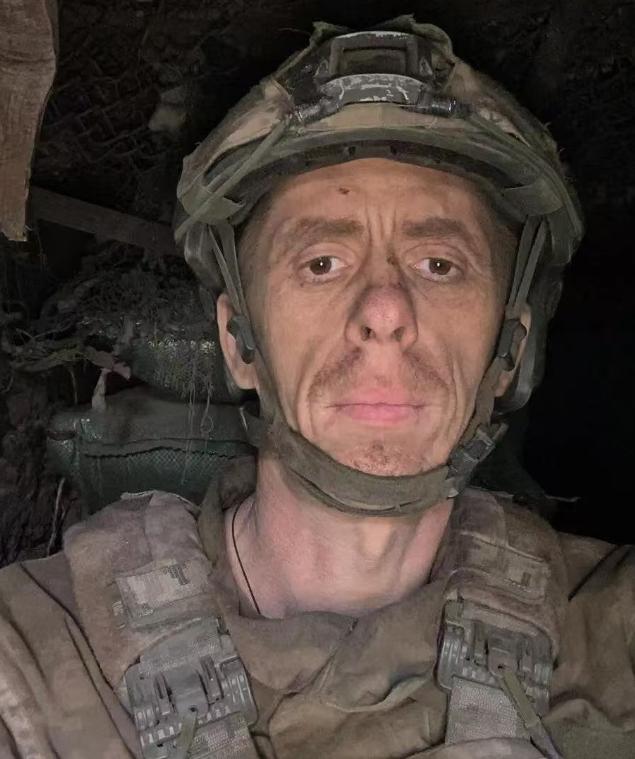 乌军一个人坚守阵地472天，撤下火线时，已经几乎不会走路！乌军46岁老兵谢尔盖·