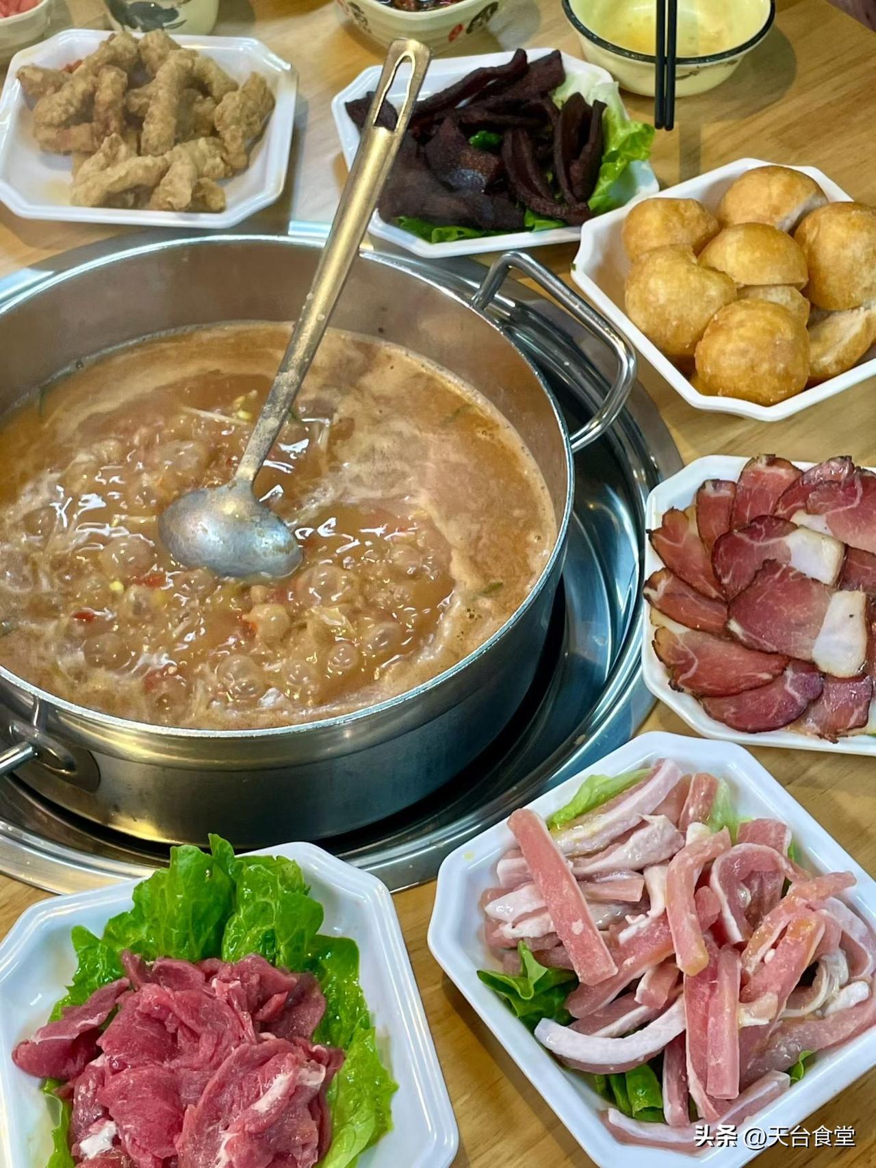 豆米火锅就是用红豆煮软后和高汤一起煮，我们点的是糟辣豆米火锅，绵密中带着酸香，口