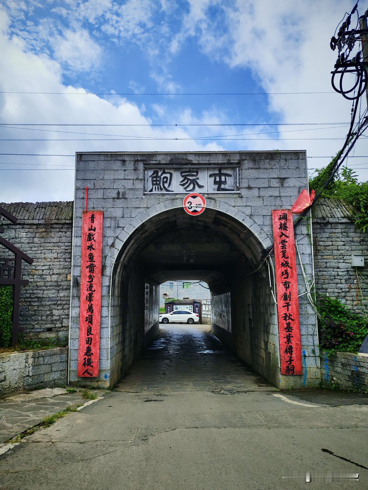 在安顺避暑，推荐一条非常值得一游的经济实惠的小众景点旅游线路。
观古城，游屯堡，