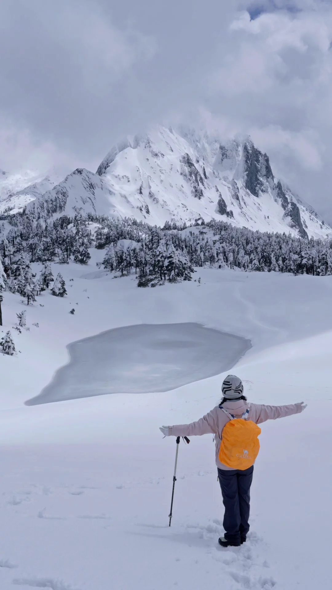 Live图，雪后孔雀山夯爆了，爬上“雪山”了