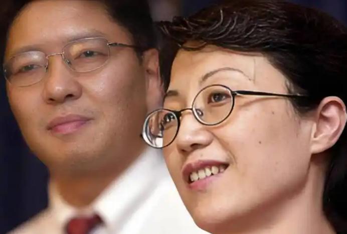 她借着回家探亲的借口，将机密资料拷进U盘带到台湾，伸手去护那盒稻香村点心的瞬间，