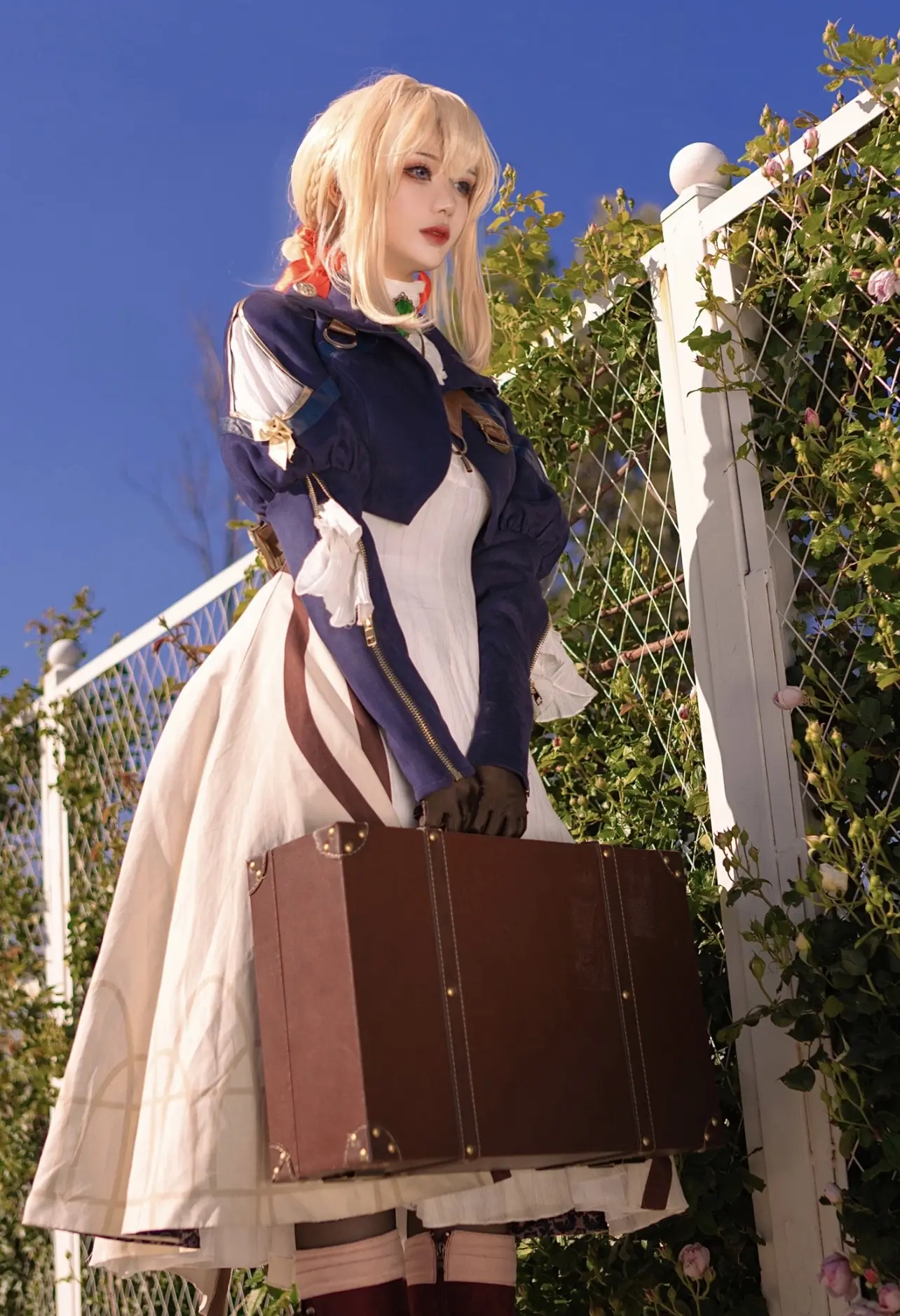 其实我最喜欢的是这张：她从花墙漫步而来。