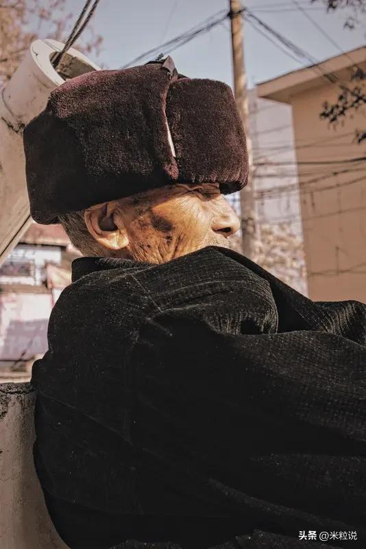 《冬去》
冬去雪渐瘦，冰河暗淌流。
枯枝抖寒峭，冻土醒温柔。
檐角垂冰泪，滴滴诉