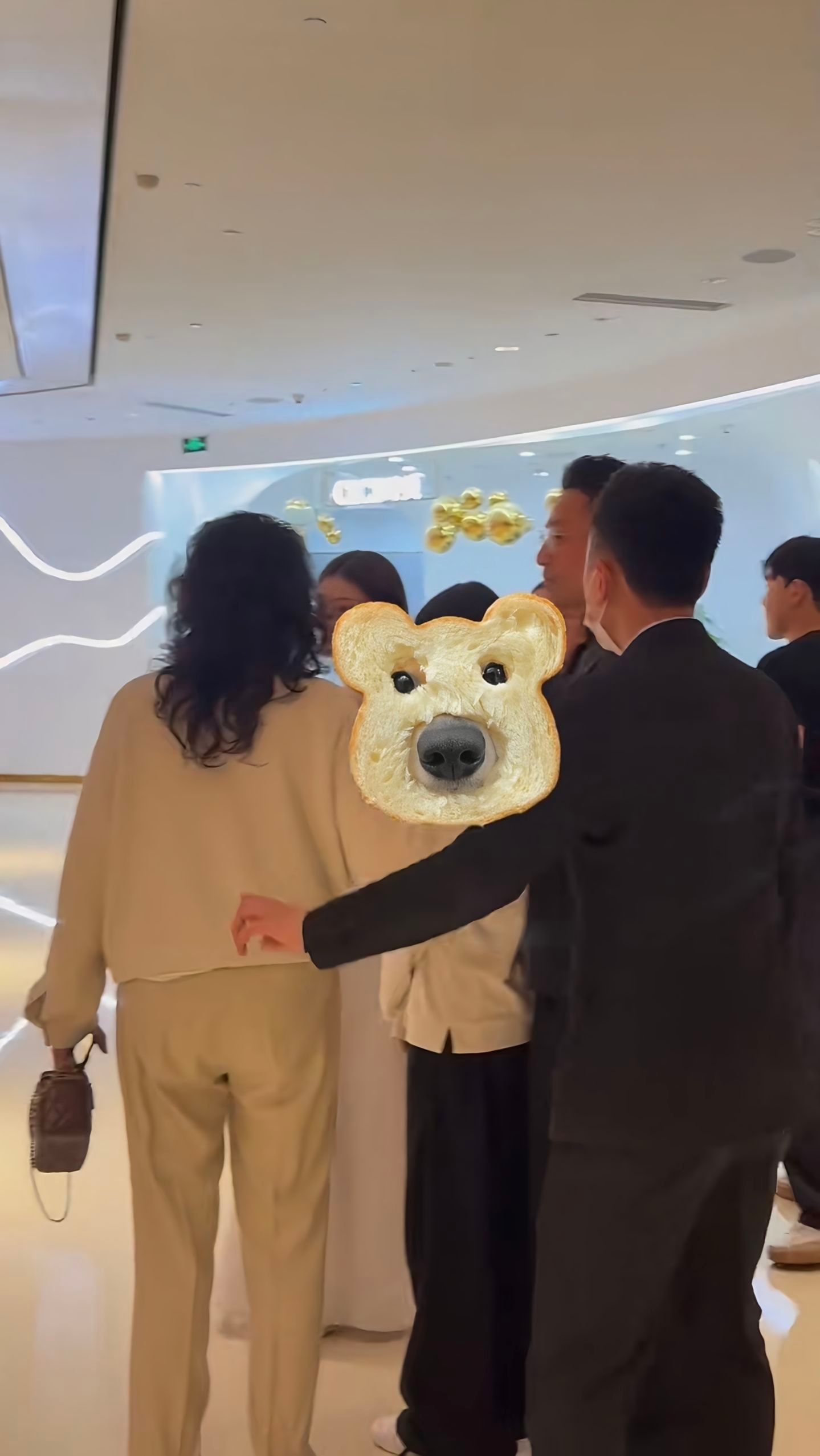 网友在北京偶遇大S两个孩子，孩子终于回来了！是要参加爸爸和小梅阿姨婚礼了吗？！ 