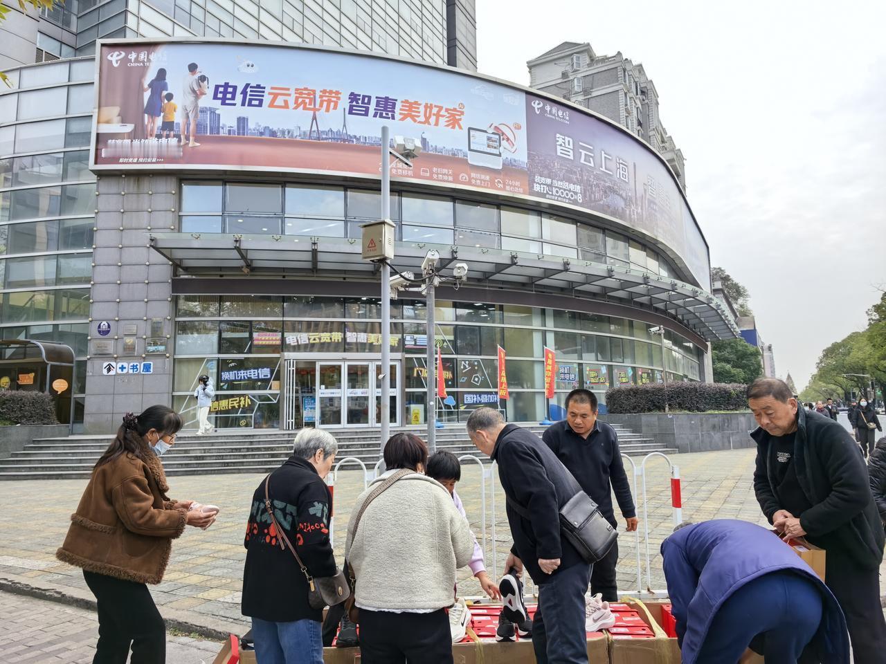 网红成都演唱会上
唐艺听到下面有人喊“唐老鸭”，突然停止演唱，而是怒气冲冲
大喊