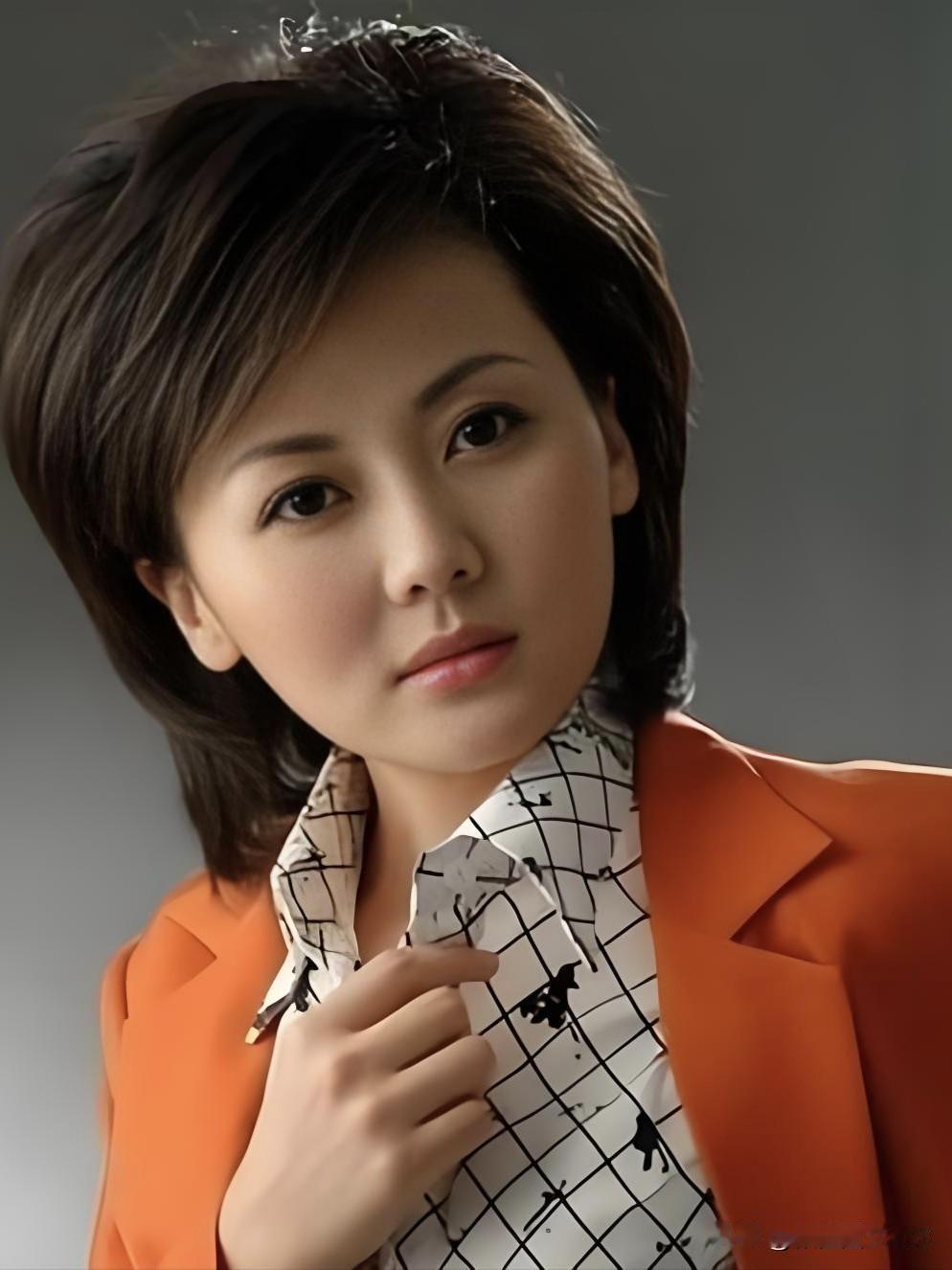 她携两岸同根的暖意，用柔缓又有力量的声音架起沟通桥梁，眼里装着山海共情，是两岸话