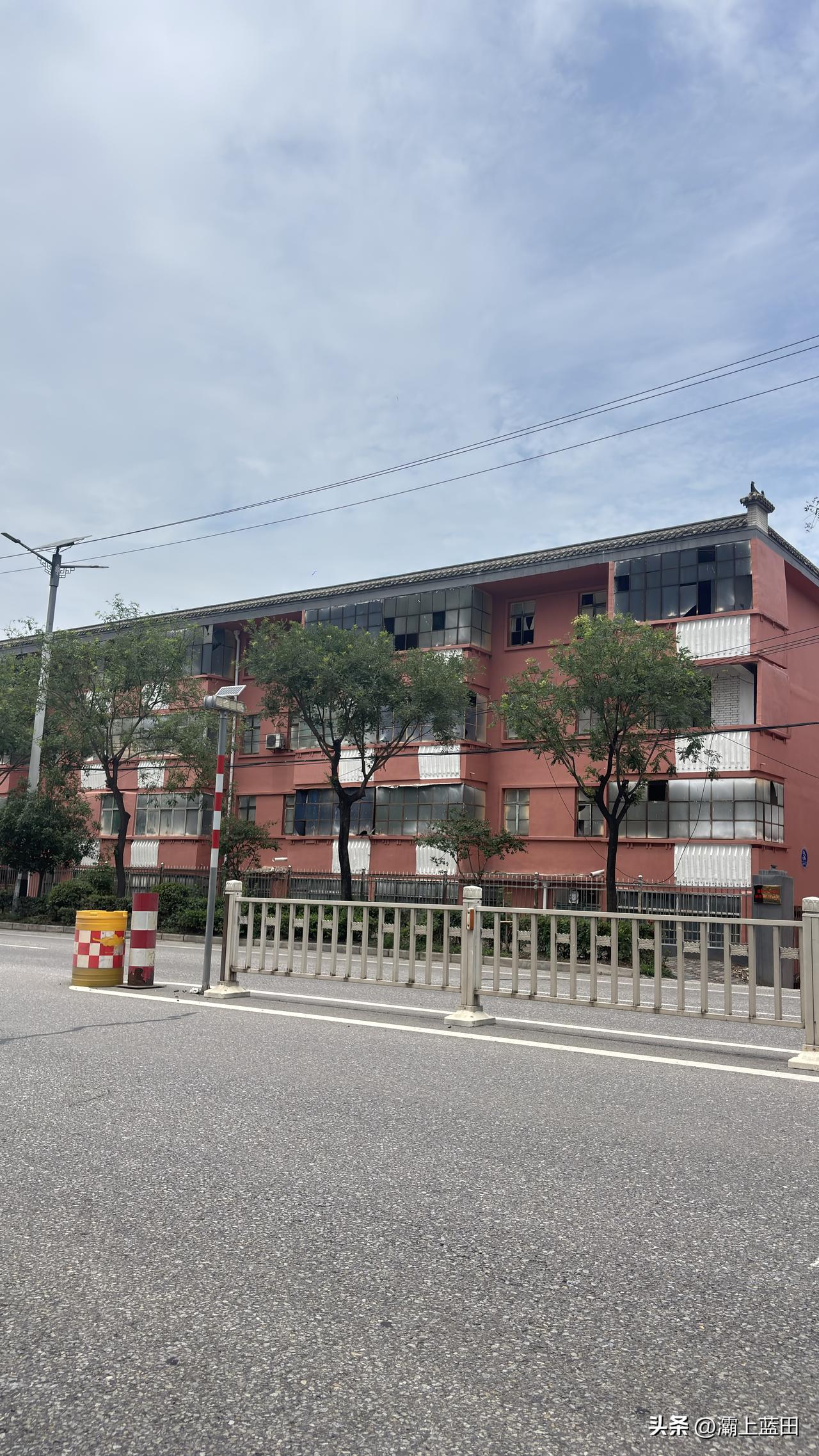 渭南华州区床单厂家属院，这楼看着有些年代了，可以想像到，以前这里一定很热闹，听说