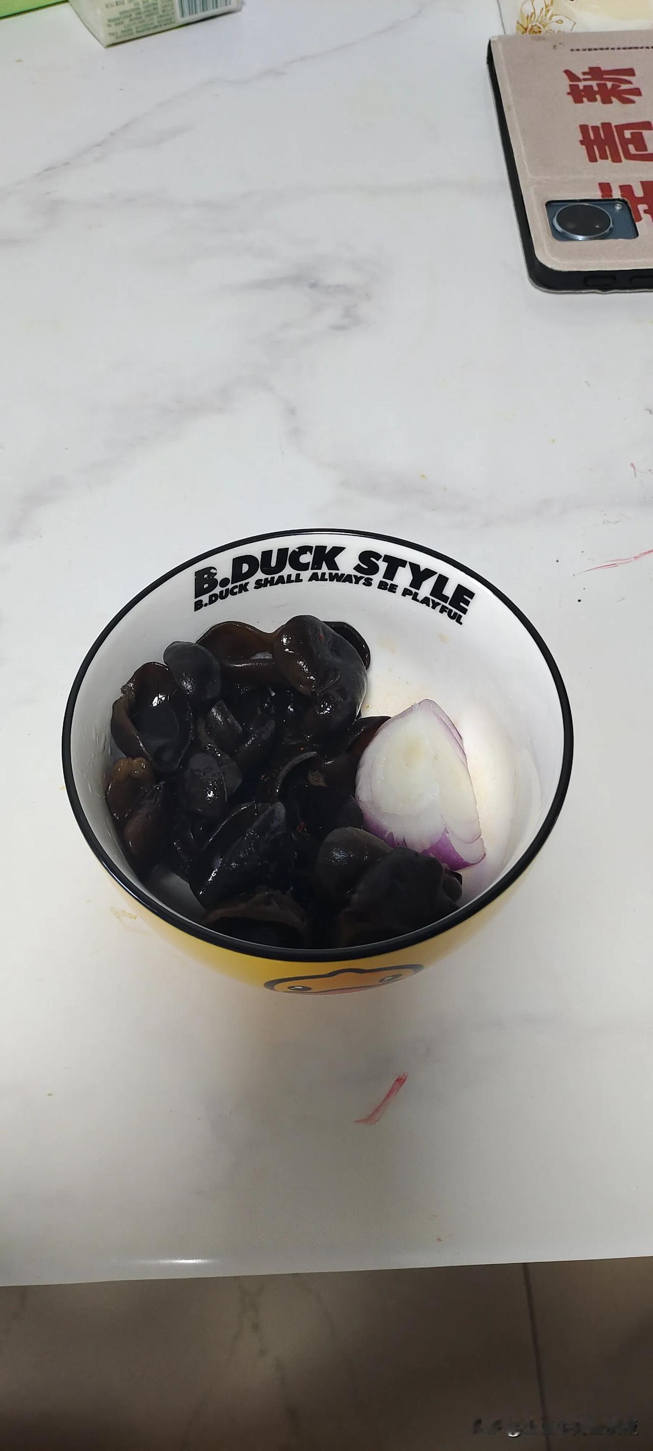 芥末这东西我是真的整不了，不理解为啥有人对这东西特别痴迷。今天想吃点水煮木耳感觉