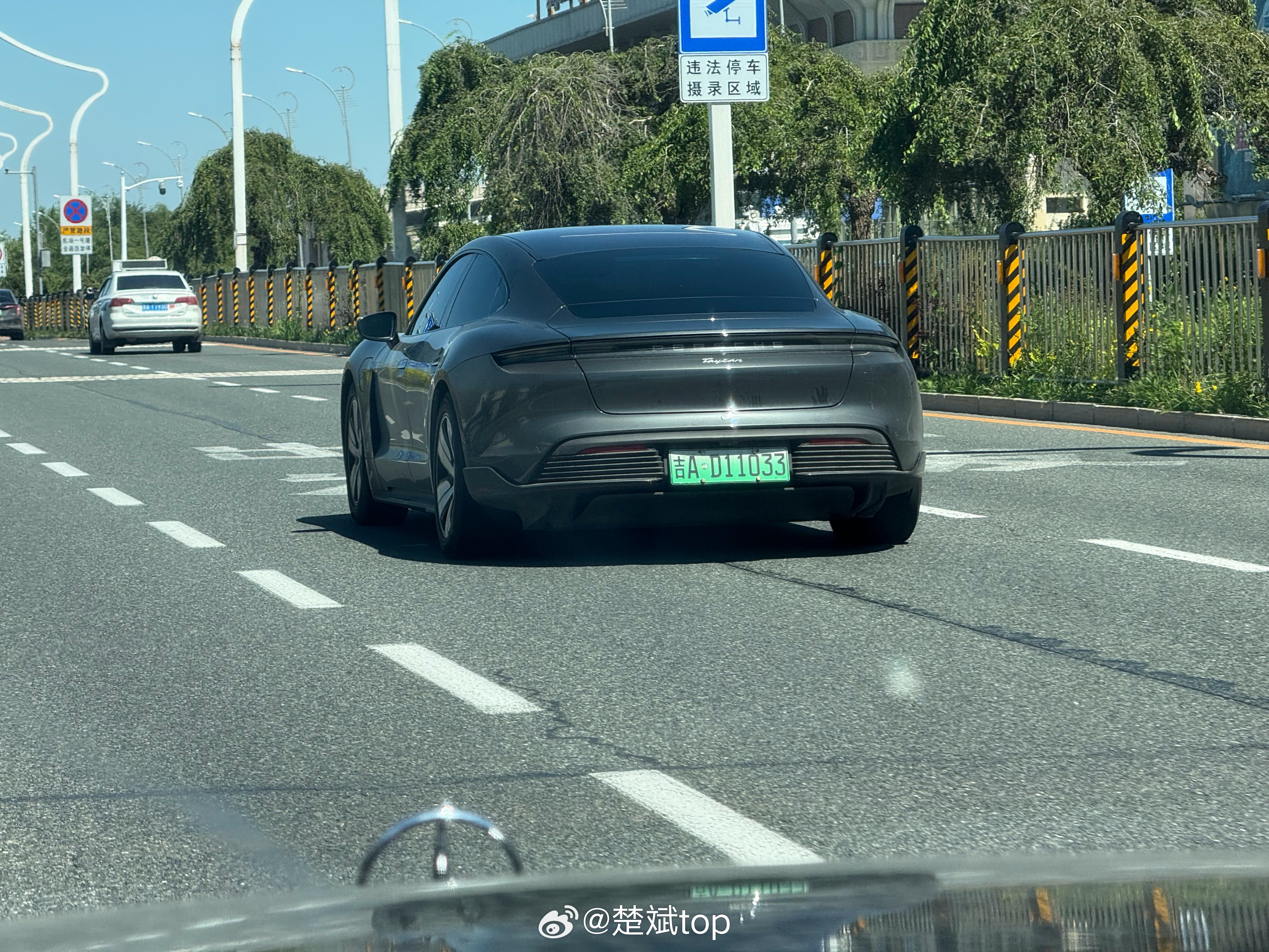 保时捷Taycan的设计没得挑，离老远看就知道是一台保时捷，尾部线条很浪，宽体车