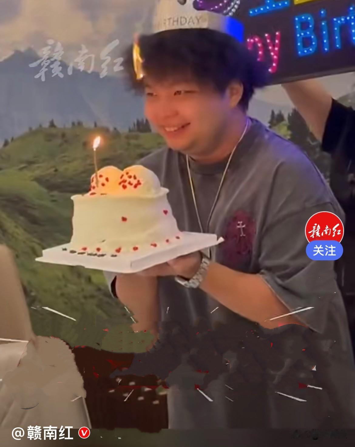 近日，湖南一小伙和朋友们聚餐给他庆祝生日，众人国在一起，摆好蛋糕点上蜡烛，小伙低