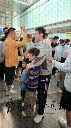 梁靖崑应该幸福死了吧，
凉皮不上学特地去机场接他，
让他一下飞机就感受到满满的儿