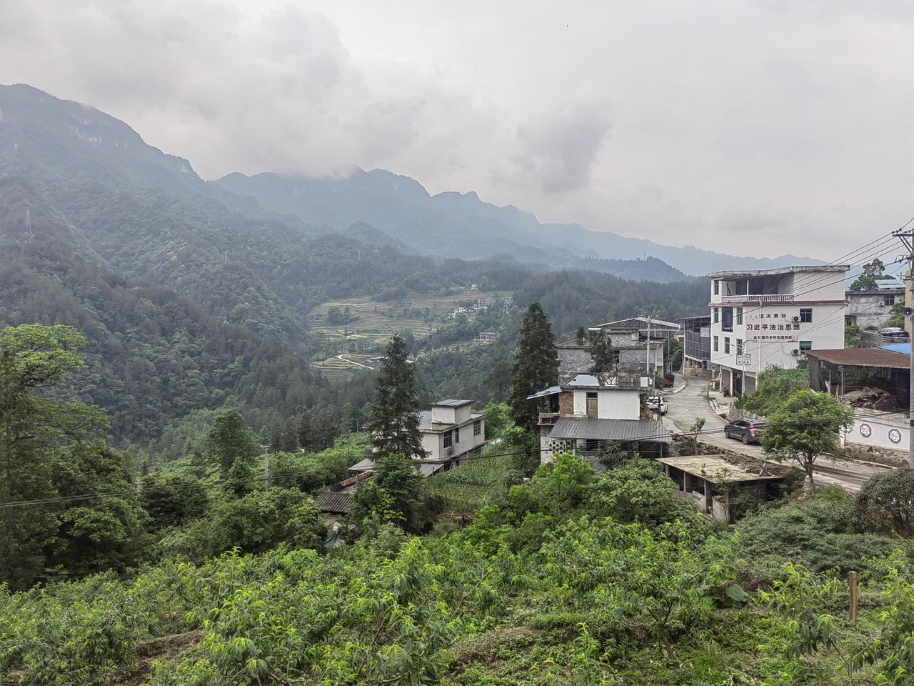 事情发生云南某地。这个地方有一户人家举办丧事，举办丧事这家，请来乡厨在坝子上，搭