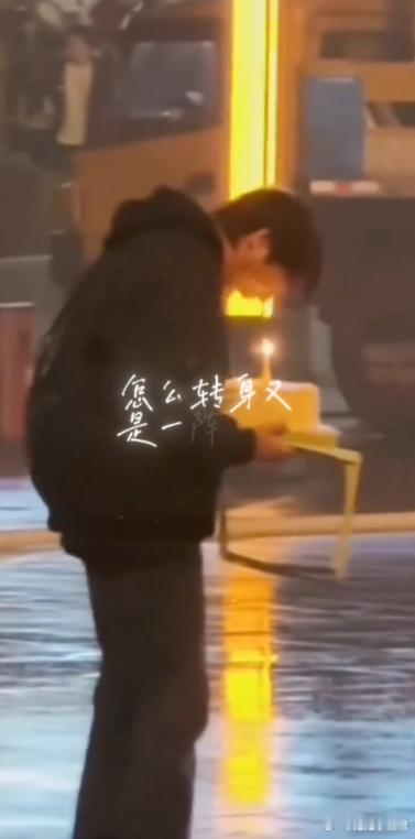 张若昀新剧雨中崩溃梦回祺贵人下线雨水淋湿了他的脸庞，却洗不掉心中的痛苦。这种对比