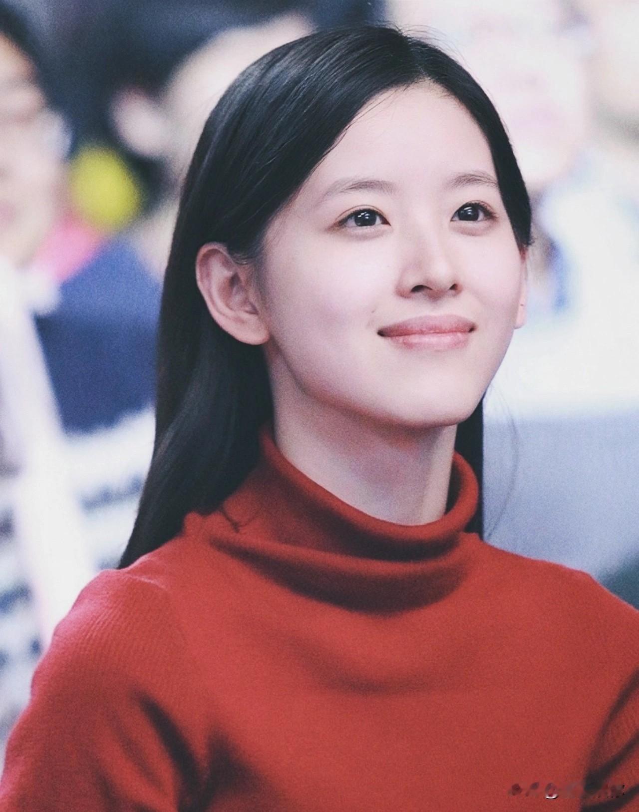 之前章泽天很少直接面对公众表达，神秘感拉满。她不这样做，根本原因是她不具备直接面