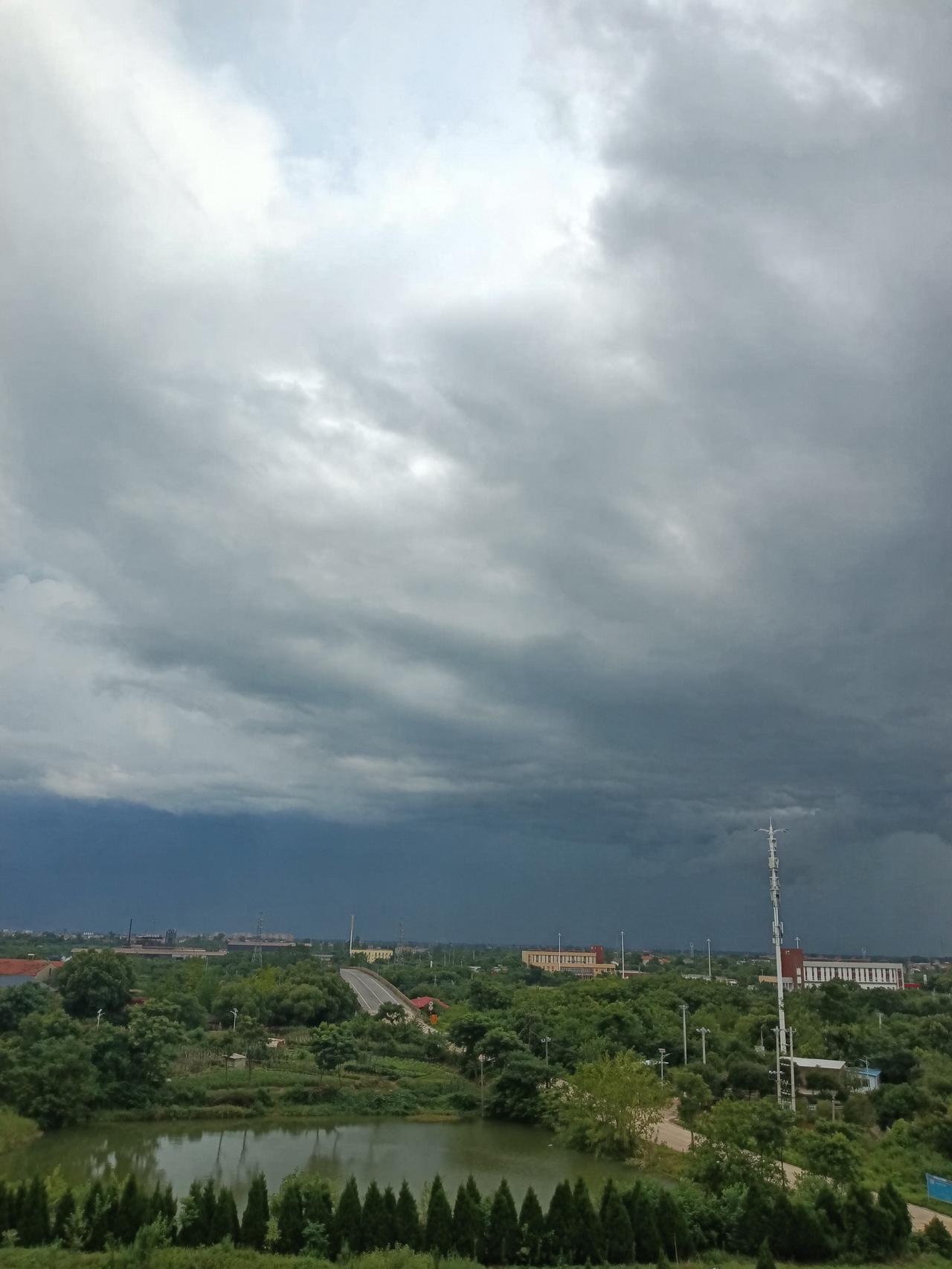 今日下午，狂风暴雨又来淋，再次龙卷风，拉响警报线。
可怕的天气，上午天上有东西停