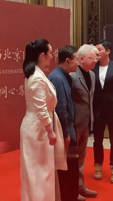 对着吴京拉拉扯扯的姐们太逗了，她这绝对是有备而来的，低胸上衣加超短裙，打扮的花枝