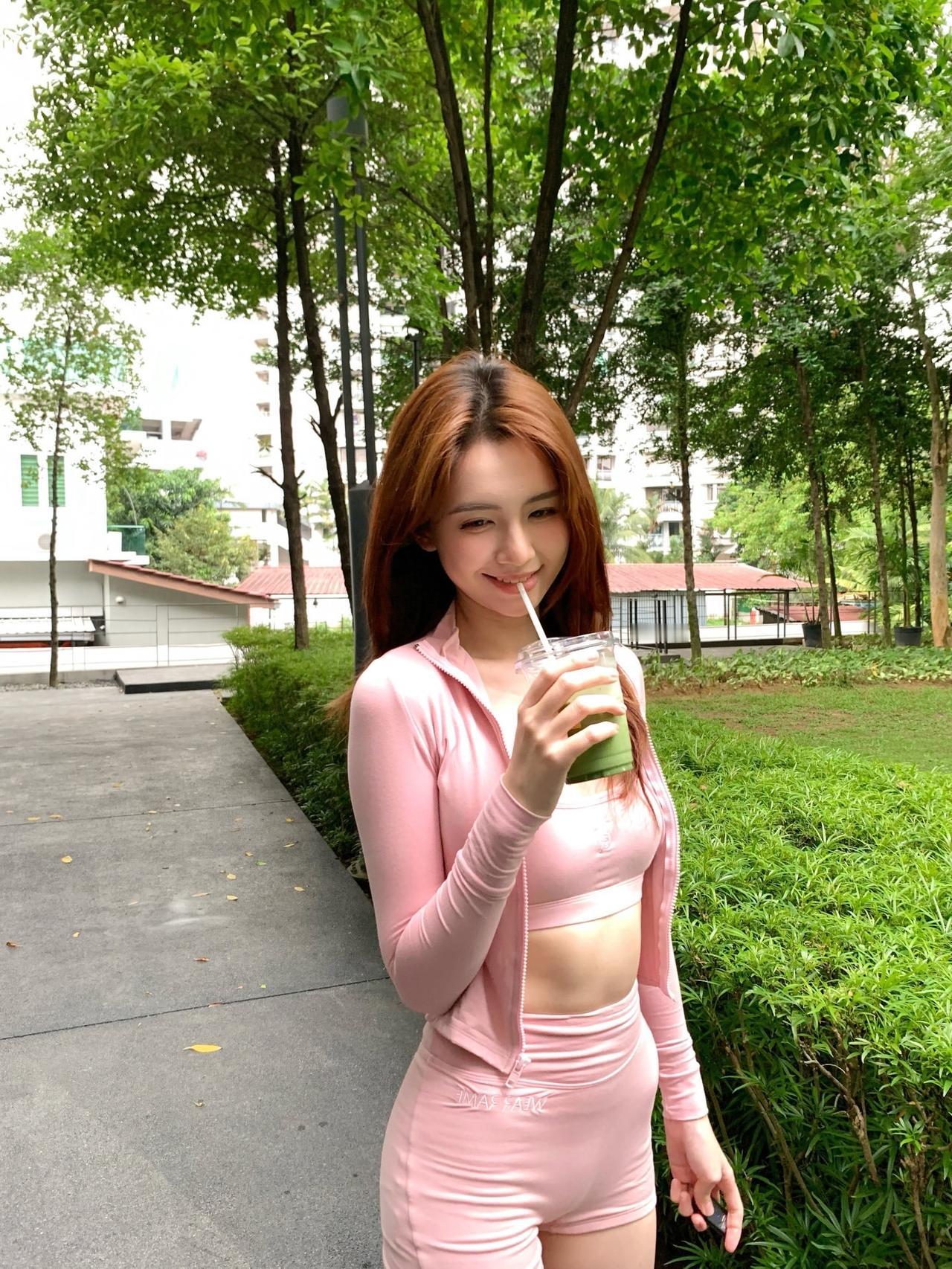 坚持健身有什么好处?健身里有一种叫瑜伽，她带给我们的是：前屈的谦卑，扭转的释怀，