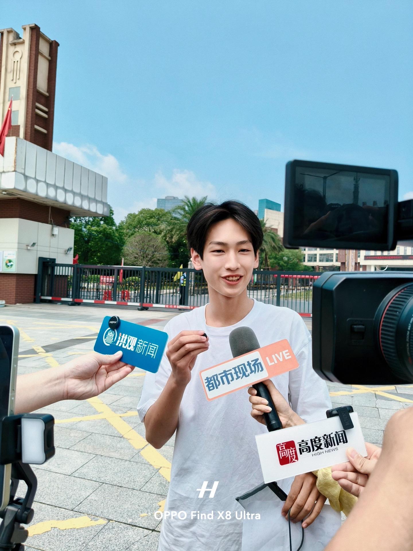 高考镜头里的“自由飞人VS考场外守候的家长。高考终章，我用长焦记录下最...
