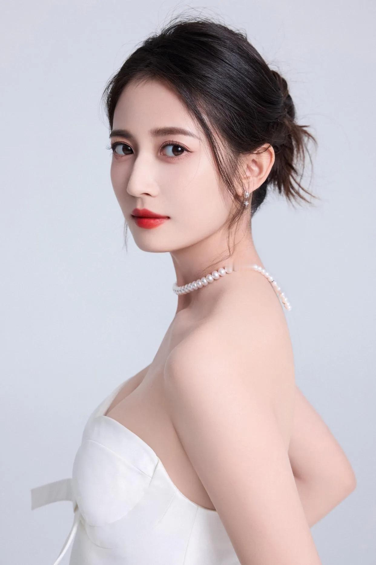 陈钰琪:
92年，身高165，体重46kg，狮子座。
内地女演员，代表作品:倚天