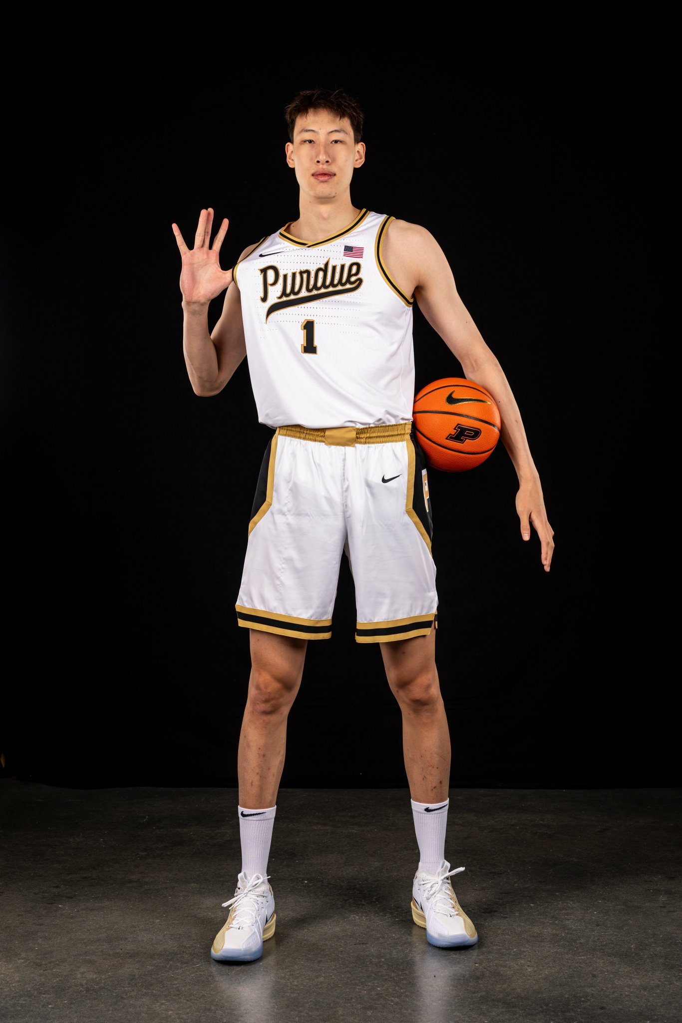 郇斯楠在2026耐克巅峰赛的体测数据：身高215.9cm臂展227.6cm站立摸