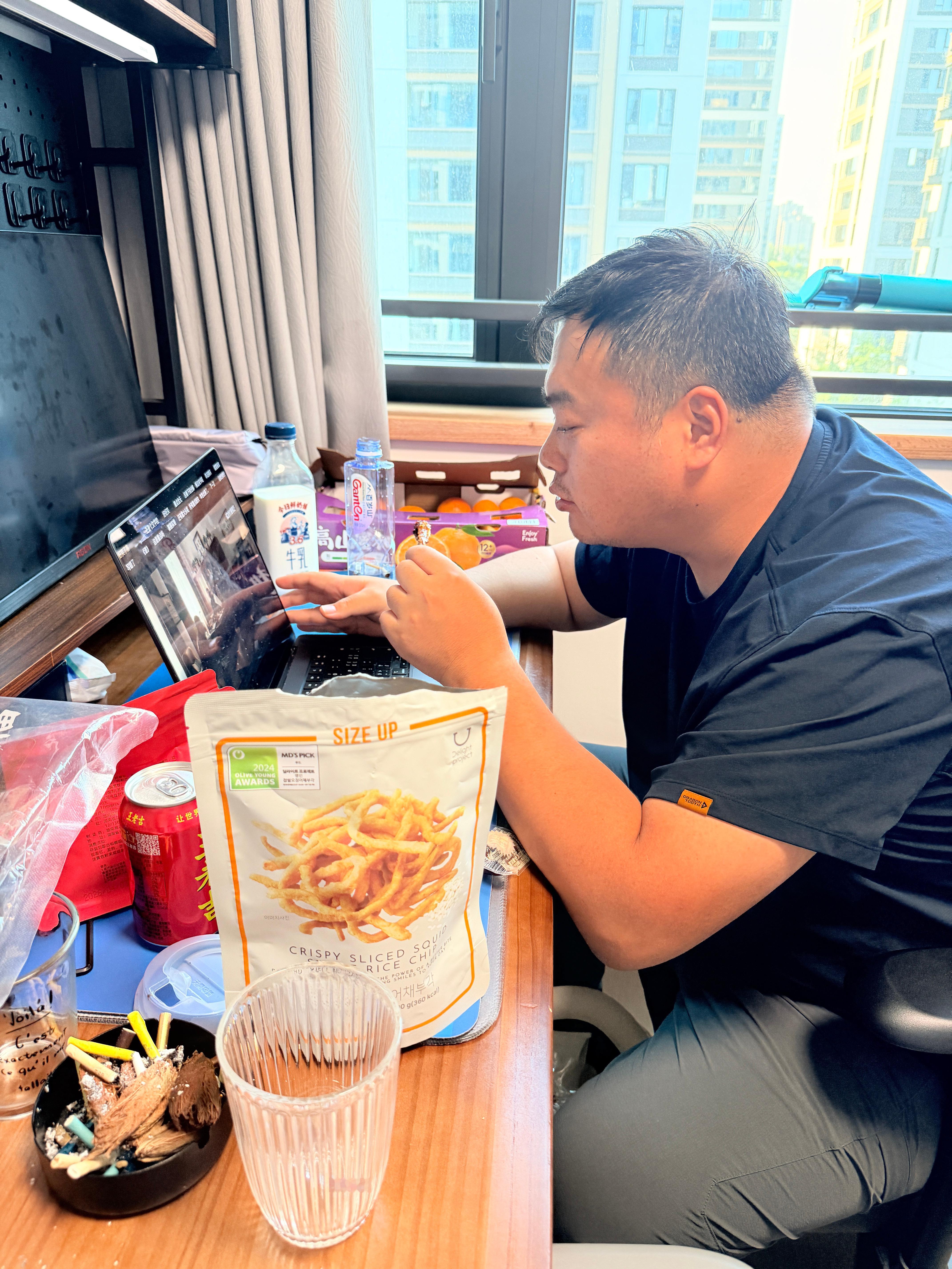 我的办公桌……这个盒马甜豆浆低糖版，我要墙裂安利给你们🤲🏻已经是我最爱的饮料