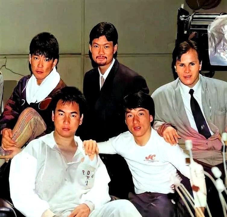 周比利真挨过一记回旋踢，对方是喷气机宾尼。
1985年《快餐车》片场，成龙元彪围