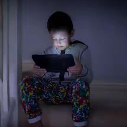 凌晨2点，河北宝妈起夜撞见儿子房间漏出微光，推门一看，孩子正慌慌张张把平板往枕头