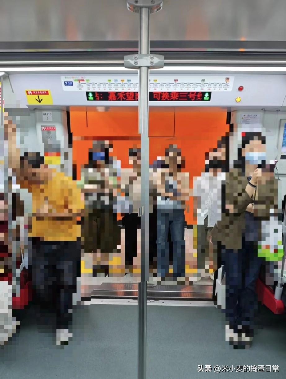 广州地铁早高峰：门都快焊死了，还在往门口挤
 
早高峰的广州地铁2号线，算是把“