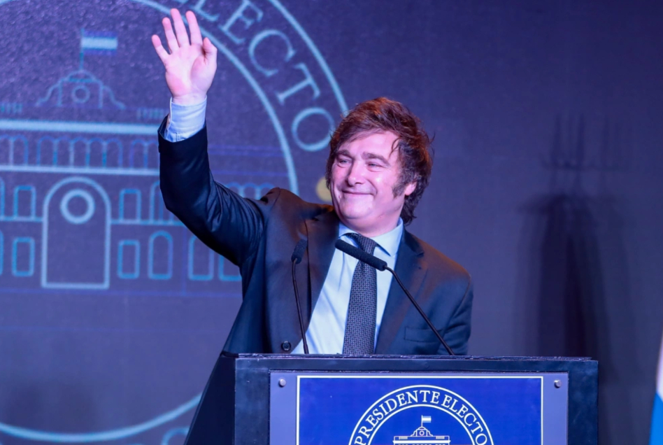 “当整个国家的巨额财富供养着一个庞大的特权阶级，他们还眷养着许多媒体和水军来美化