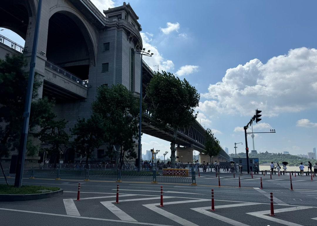 再见武汉长江大桥，在朵洽瓦品尝藏式咖啡，与大学同窗重聚聊天，逛斗级营街区各种小店