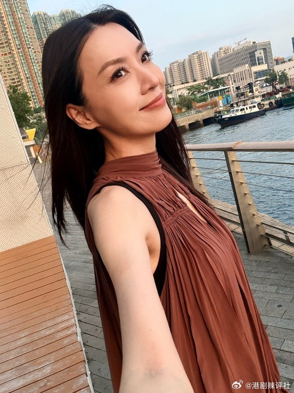 藝人陳煒日前現身商演活動，一出場即成為全場焦點，保養得宜的她身穿一襲咖啡色無袖連
