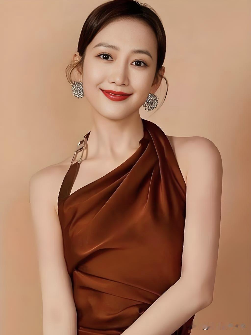 王鸥，广西南宁籍知名女演员、模特。气质优雅，演技精湛，《伪装者》汪曼春深入人心。