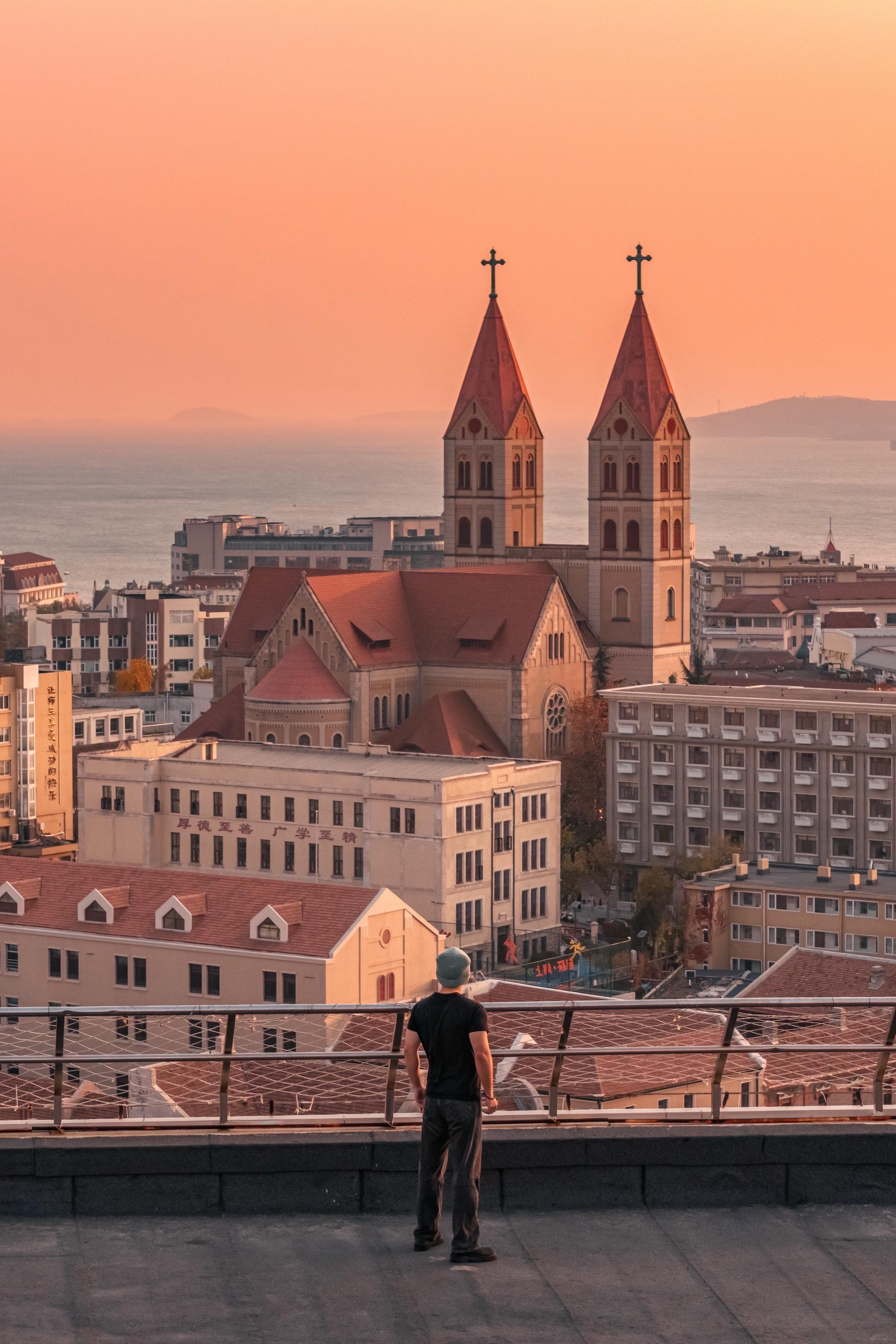 把时间交给青岛的风与海🌅。离开前最后一晚的大风吹散了浓雾，夕阳西下...